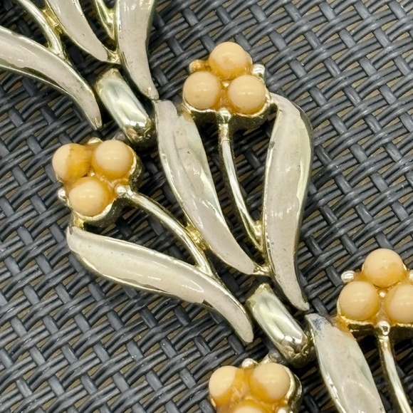 Vintage Coro Bracelet Gold Tone With Off-White Enamel Peach Colored Beads Marked - Picture 7 of 15